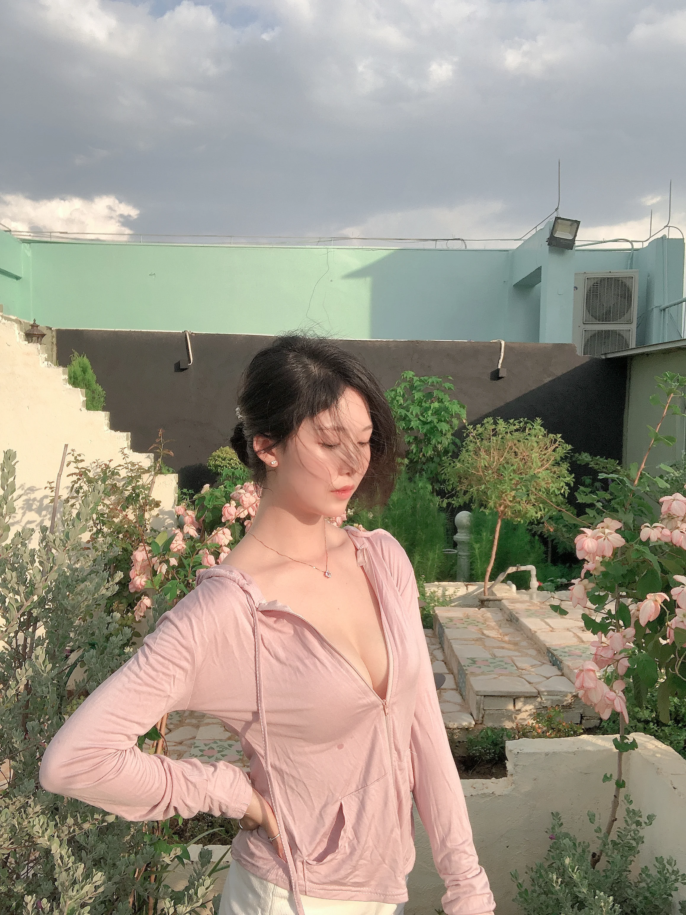 [COSPLAY] Bathing in the sun