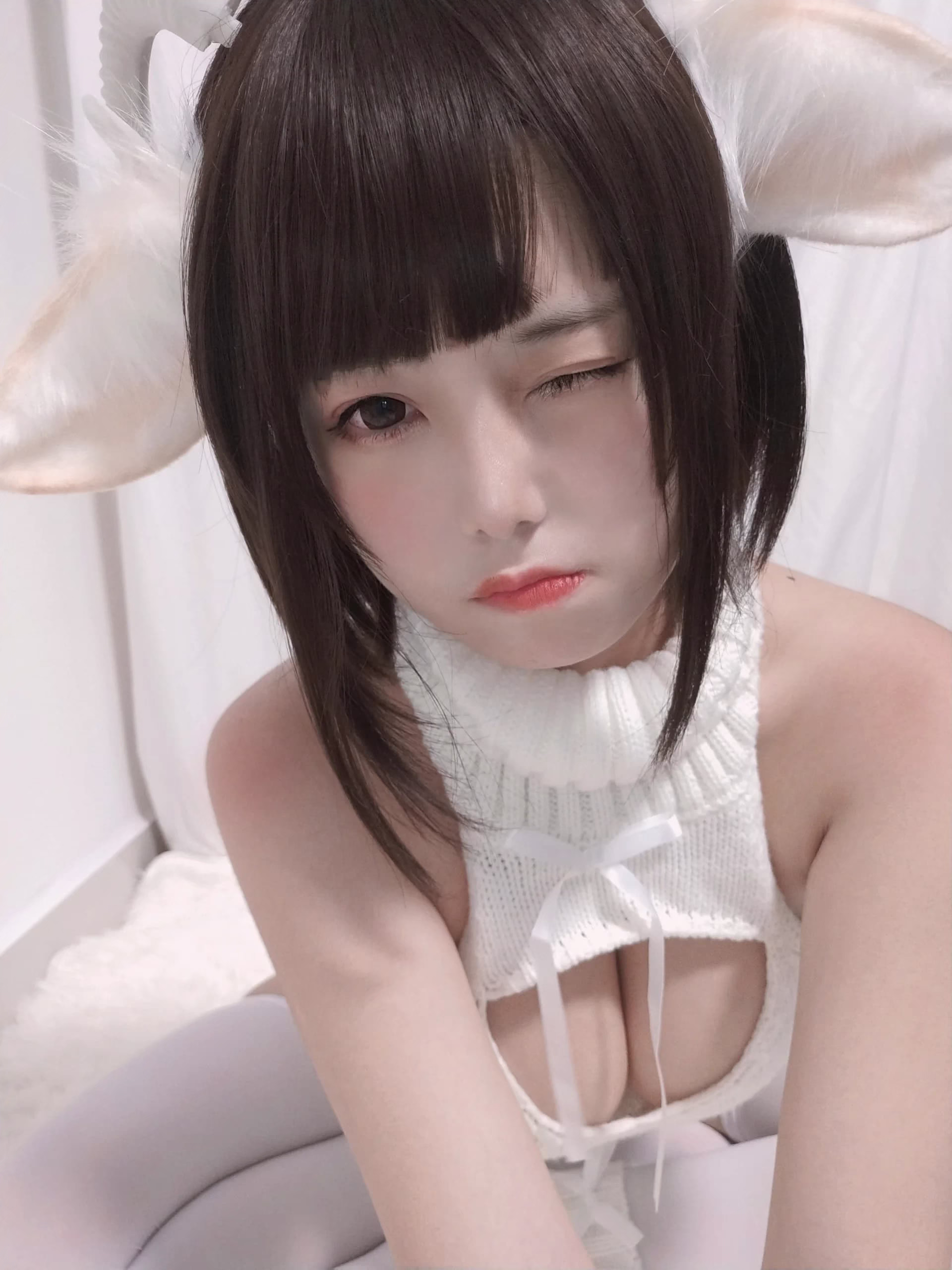 Honey Cat Fur - NOWhite Silk Sweater | 3D DongHua Gallery