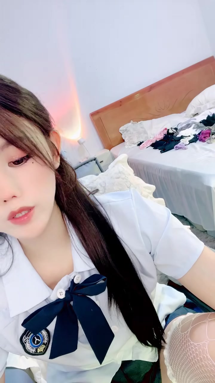 [ChinaAV] Cô gái xinh đẹp [Luluna] đầy cám dỗ với bộ đồng phục học sinh, váy ôm sát hông, ren đen và nhiều bộ trang phục tương phản kết hợp với hình bào ngư gợi cảm.